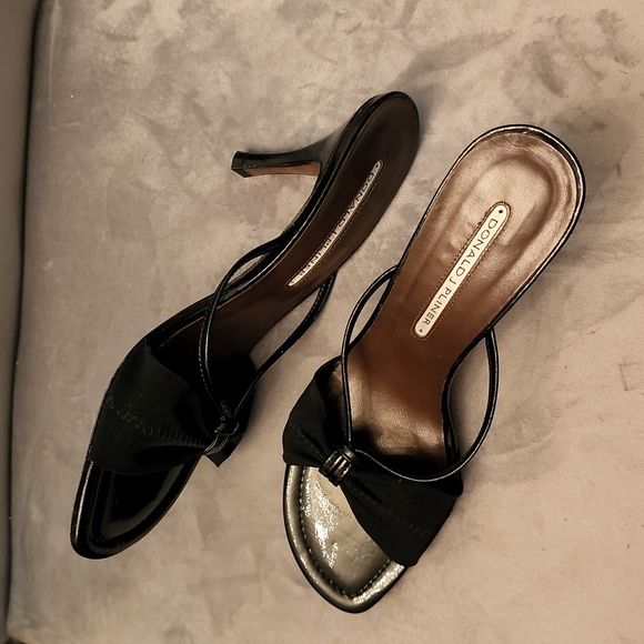 Donald J. Pliner Bow Heels 9M - Picture 5 of 5